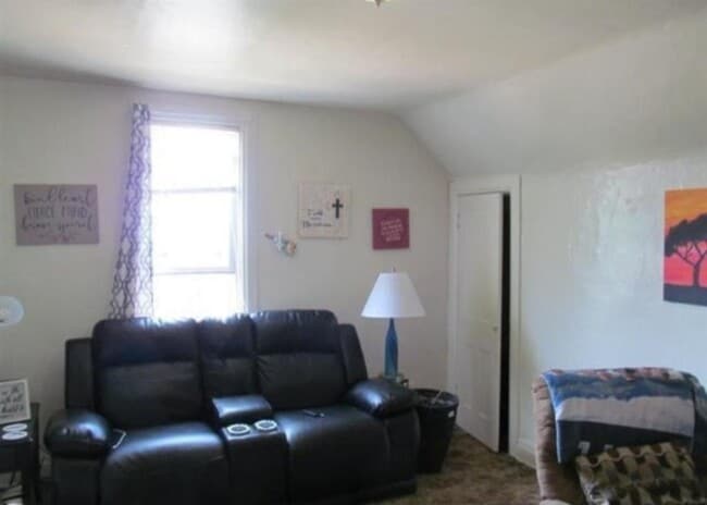 Building Photo - 411 S Simon St