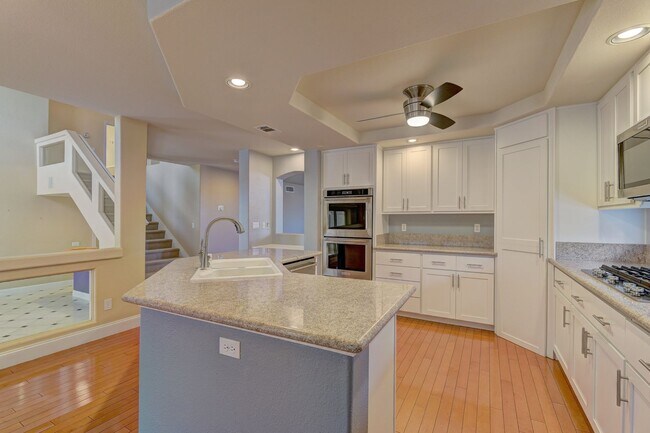 Foto del edificio - 5 bed / 3 bath / 3 car with Pool & Spa