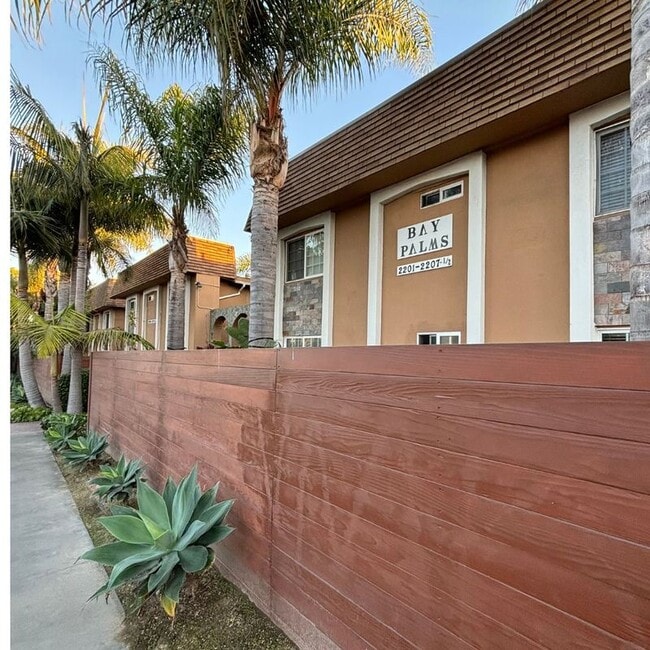 Building Photo - 2205 1/2 Grand Ave