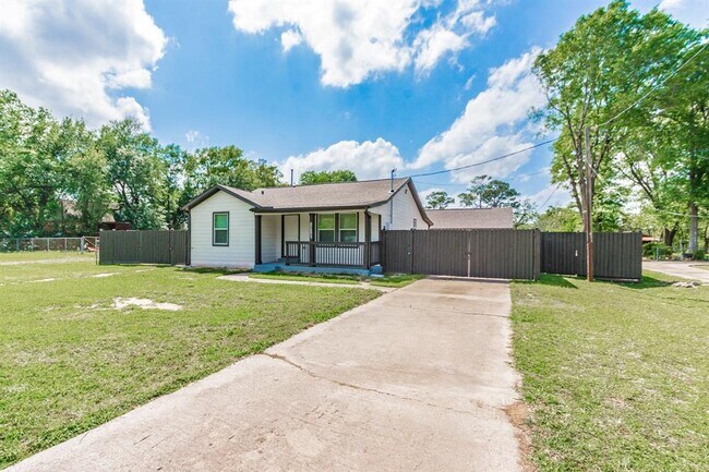 Building Photo - 2514 Dedman St