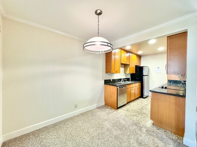 Building Photo - Beautiful 1 Bedroom/1 Bathroom Condo Locat...