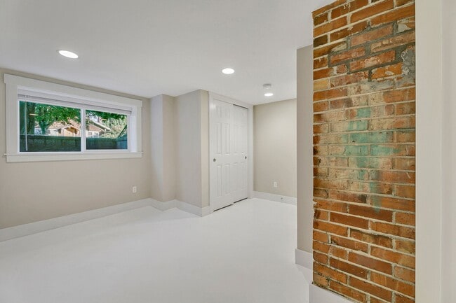 Building Photo - Amazing 4bed/2bath Duplex Close to Seattle University!