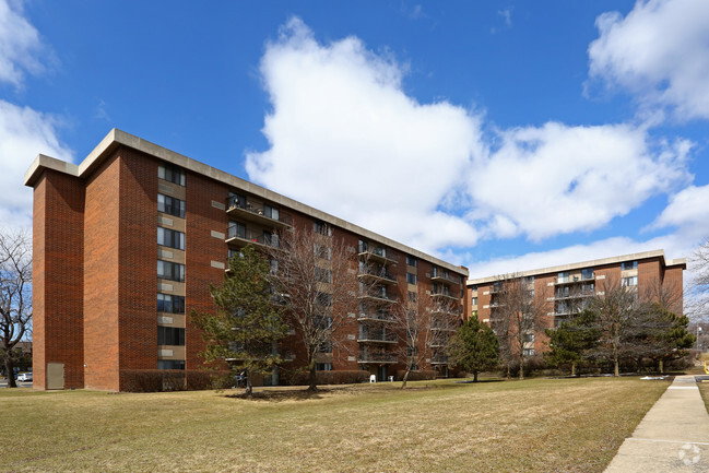 Primary Photo - Cinnamon Lake Towers