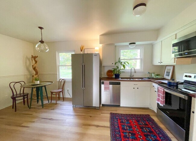 Building Photo - 4 bed 2 bath home recently remodeled off o...