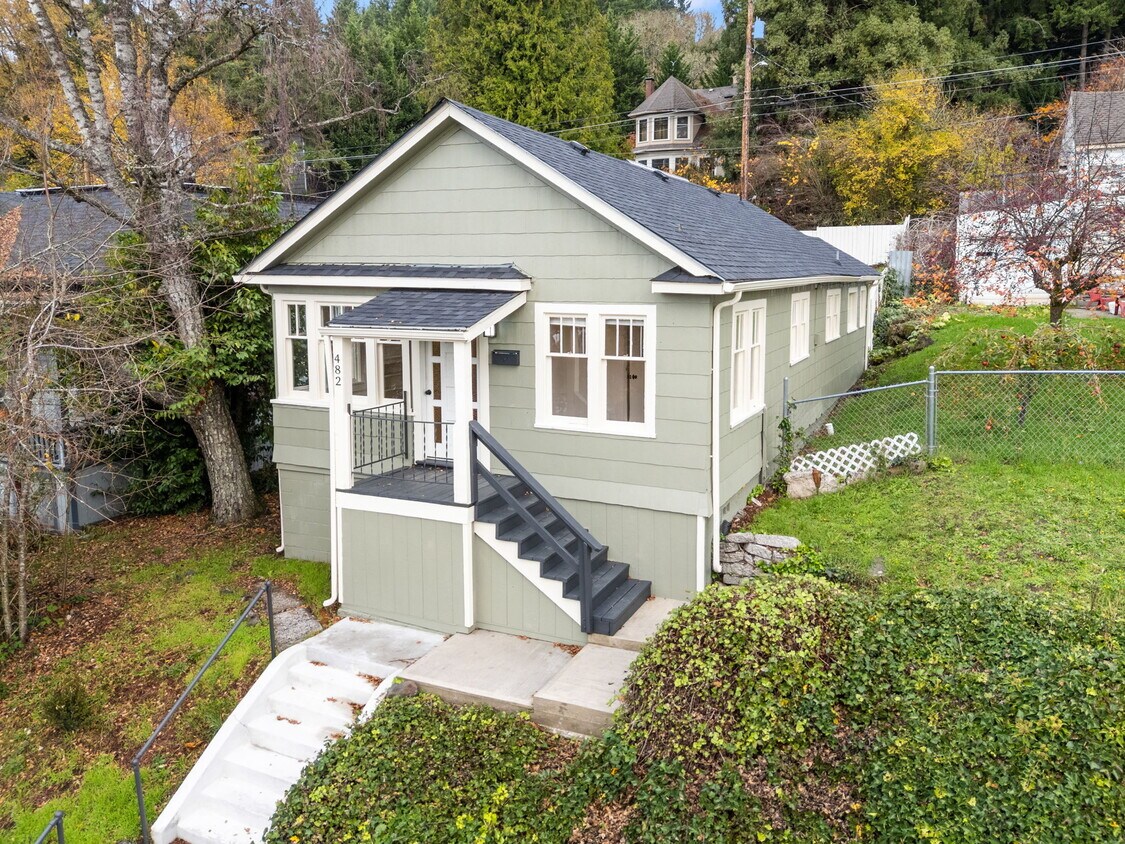 Foto principal - 482 NE Adams Ave