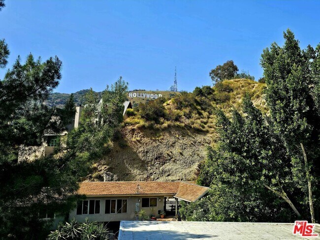 Foto del edificio - 6194 Rodgerton Dr