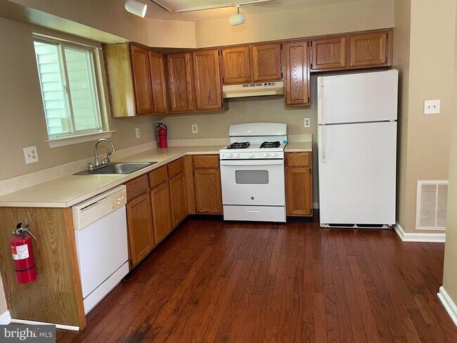 Building Photo - 304 Pellinore Ct