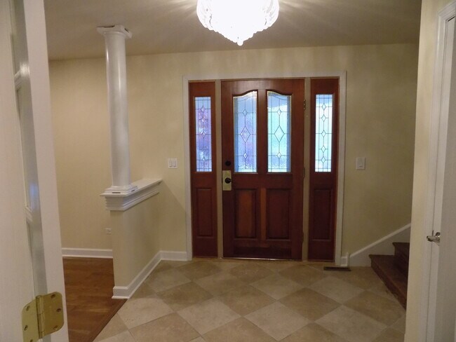Building Photo - 813 Meadow Ln