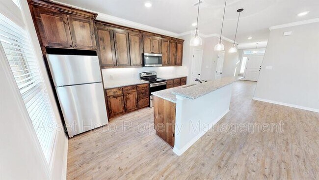 Building Photo - 908 Montclair Ave