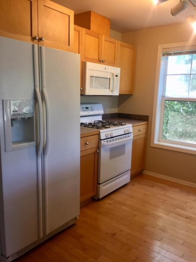 Building Photo - 2 bedroom in Seattle WA 98109