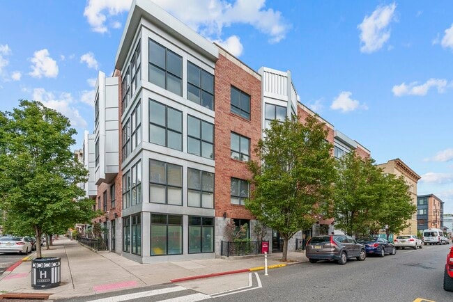 Building Photo - 636 5th St