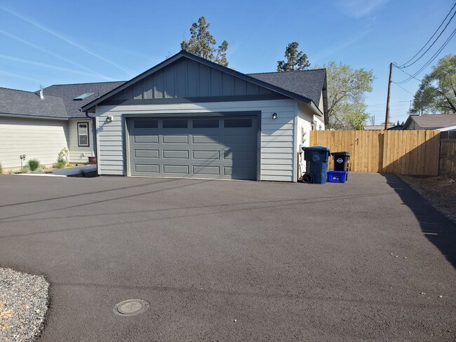 Building Photo - 1545 SW Kalama Ave