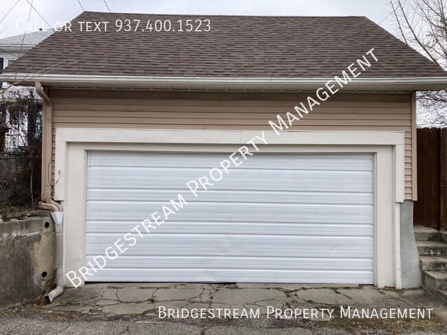 Building Photo - Updated 3 bedroom, 1 bath house with finis...