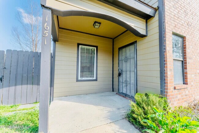 Foto del edificio - 1651 Clear Lake Ave