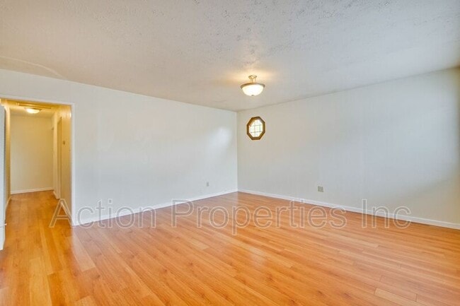 Building Photo - 1657 Latham St
