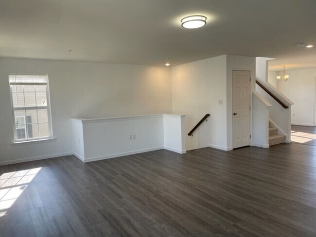 Building Photo - Spacious 3 Bedroom 2.5 Bathroom Home For R...
