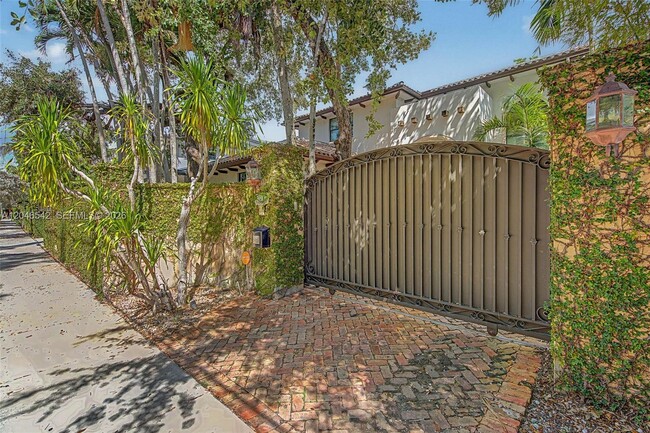Building Photo - 2561 Trapp Ave