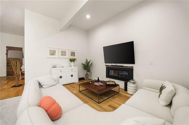Building Photo - 314 Delmont Dr NE