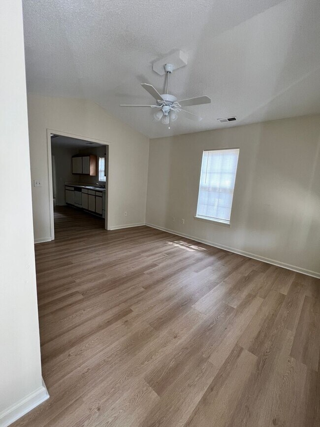 Foto del edificio - 3 Bedroom 2 Bath House on Peachtree Avenue...