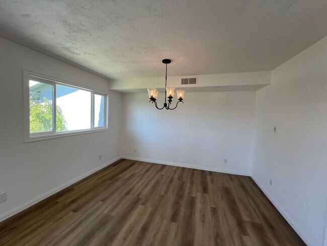 Building Photo - Camarillo Heights Home