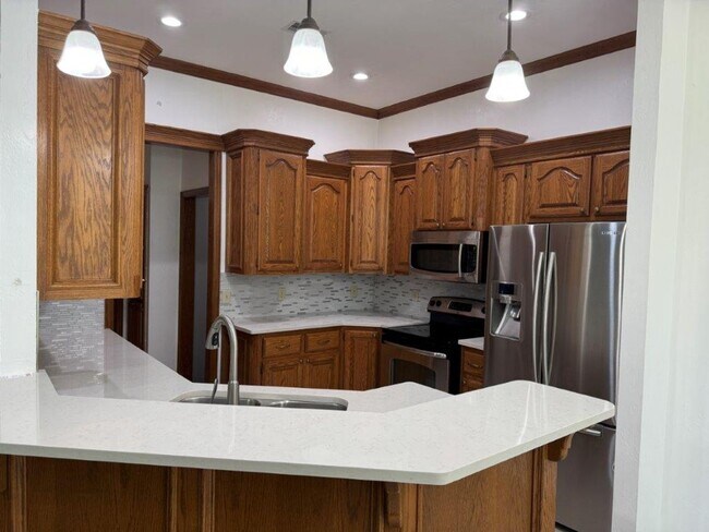 Building Photo - 4 bed, 2 bath ,3 car with storm shelter! B...