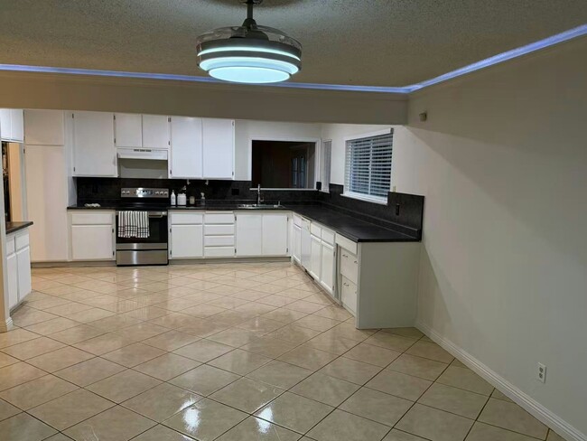 Foto del edificio - 6801 Olive Tree Way