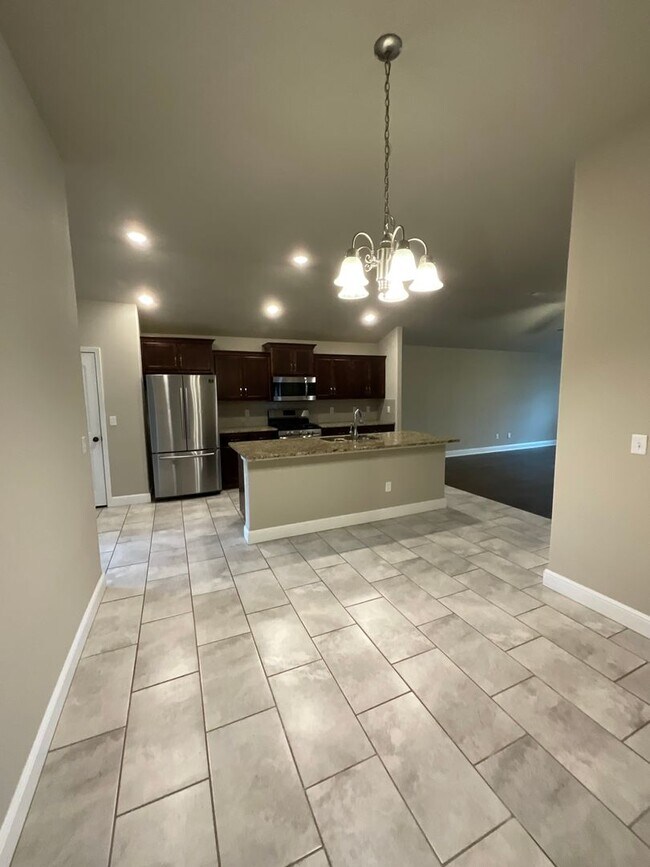 Building Photo - BENTONVILLE SPACIOUS 3 BEDROOM HOUSE!! COMFORTABLE FOR RENT