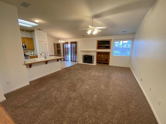 Building Photo - SW Visalia Home Rent Ready!