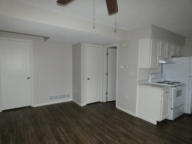 Foto del edificio - Updated Duplex in Park Hill School District!