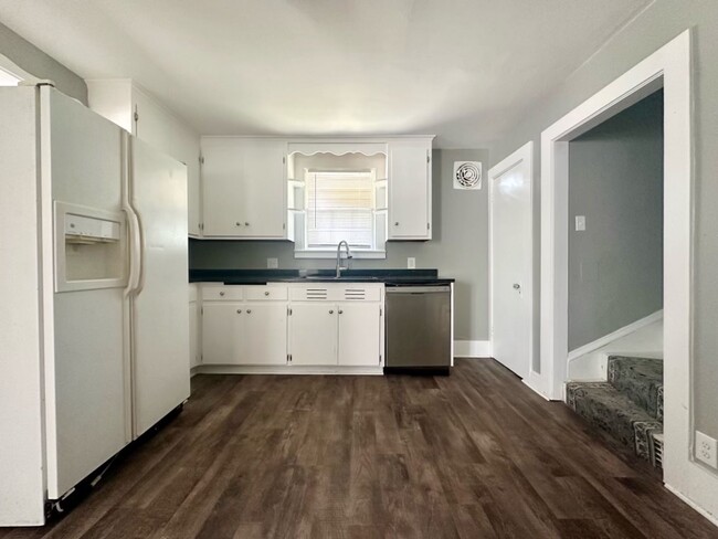 Building Photo - Amazing 5 Bedroom, 1 Bath house for rent!!
