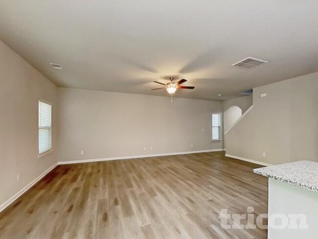 Foto del edificio - 229 Spring Knoll Dr