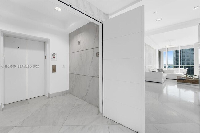 Foto del edificio - 4100 Island Blvd