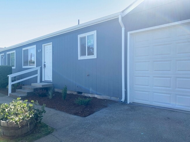 Foto del edificio - Remodeled 4-Plex Apartment - Attached Garage - Large Fenced Yard