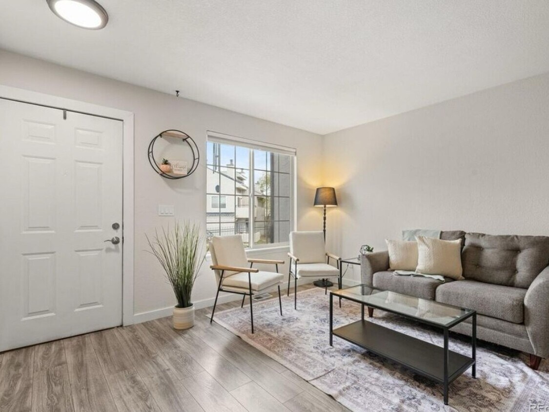 Primary Photo - 2 Bedroom 1.5 bath Townhome in Edgewater