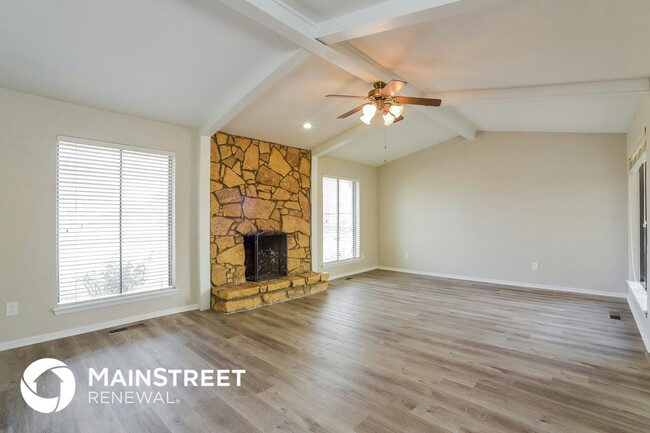 Building Photo - 300 3 Oaks Dr