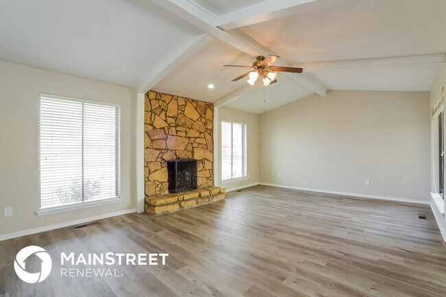 Foto del edificio - 300 3 Oaks Dr