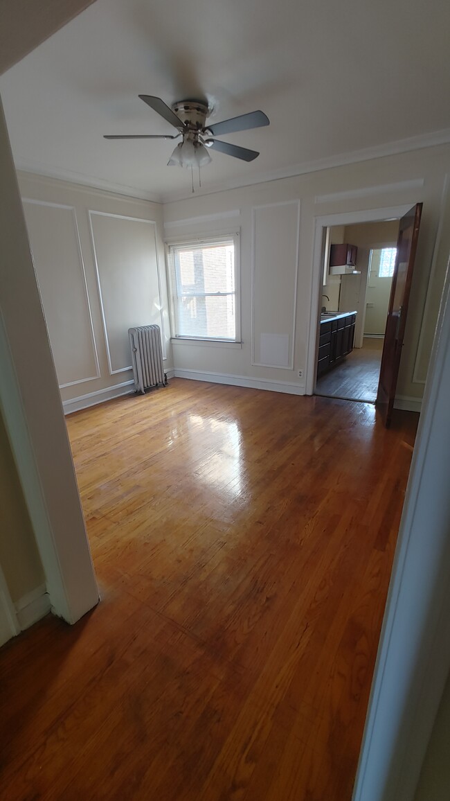 Dining room - 7431 S Jeffery Blvd