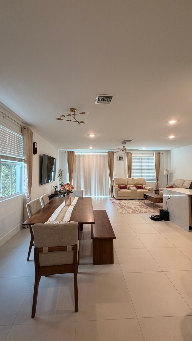 Foto del edificio - 16942 SW 2nd Ct