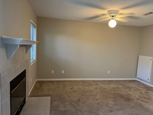 Foto del edificio - 320 Candlbrook Drive - Available Now