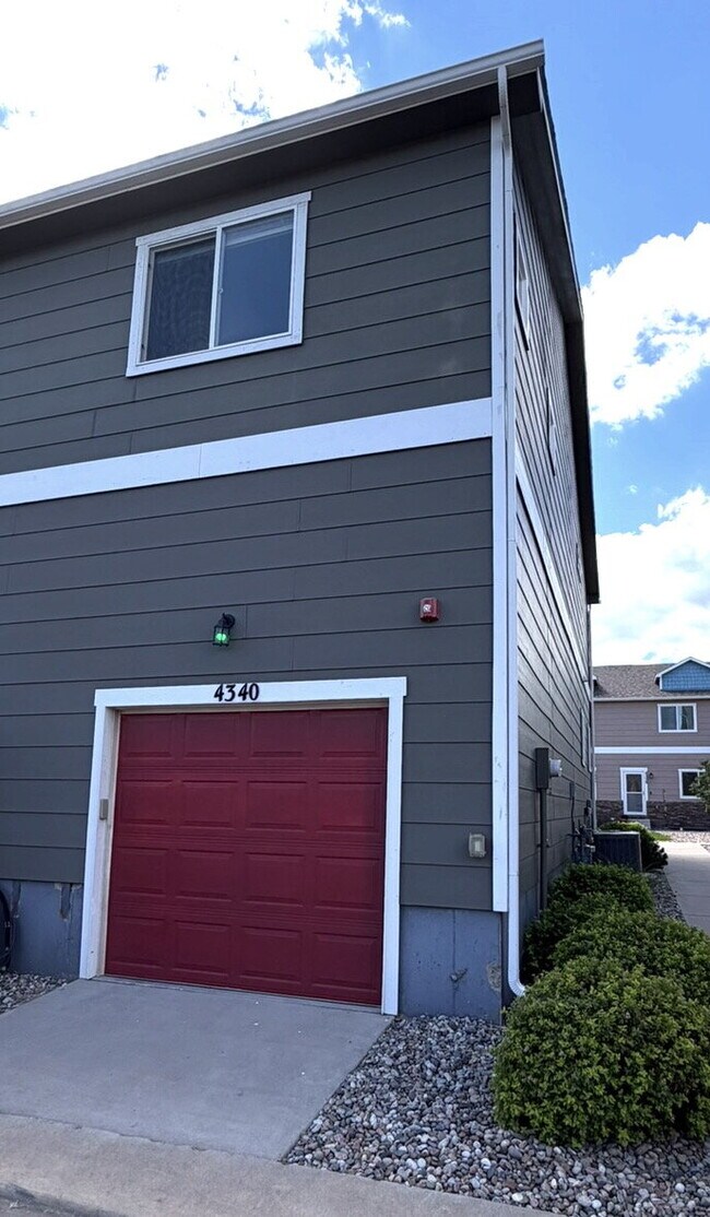Foto del edificio - Beautiful 2-Story Townhome with Finished Basement