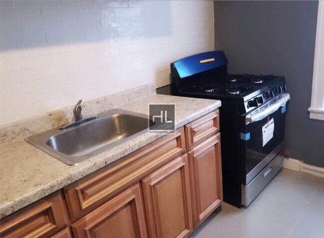 Building Photo - 717 Howard Ave