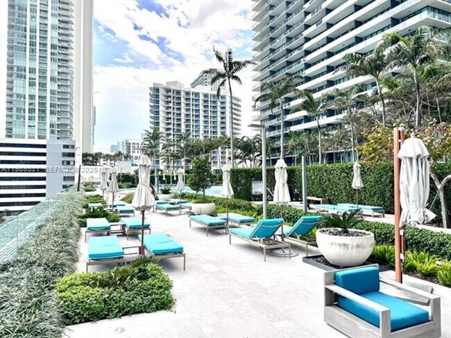 Foto del edificio - 650 NE 32nd St