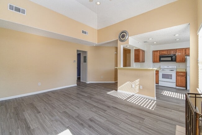 Photo - 2011 Spenwick Dr Apartment