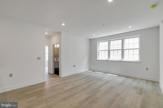 Photo - 3045-51 Richmond St Apartment