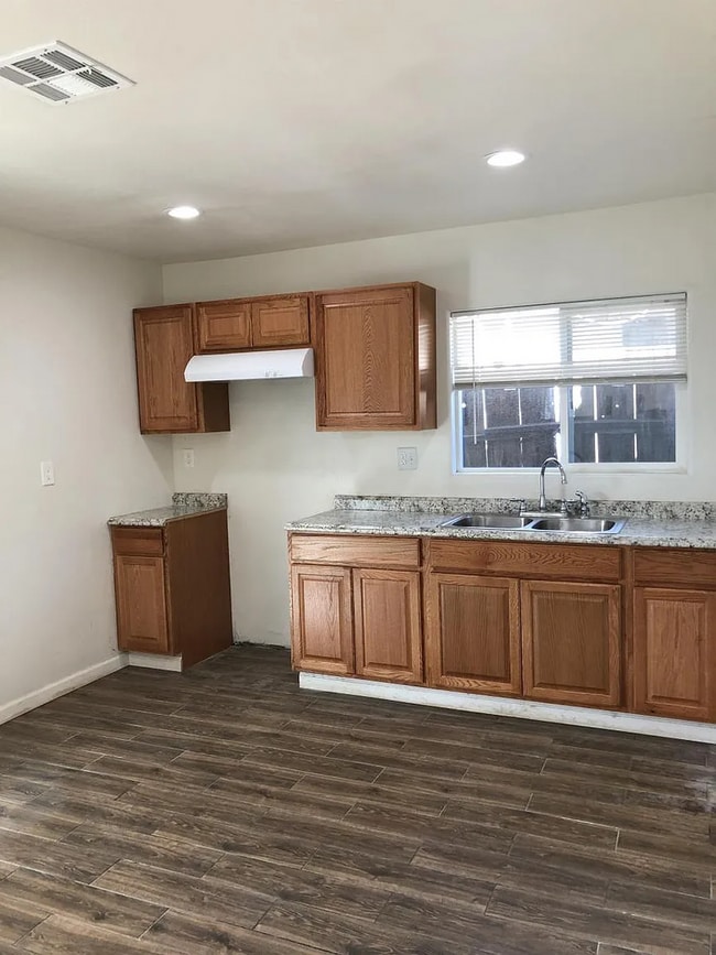 Building Photo - 308 Oswell St