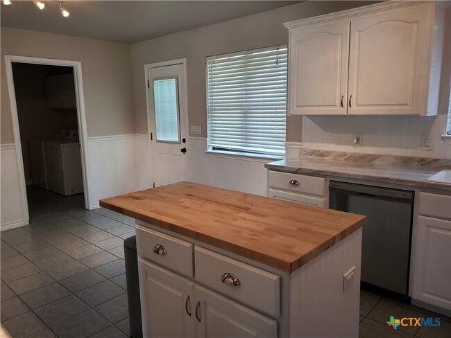 Building Photo - 136 Royal Crest Cir