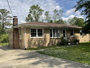 Building Photo - 104 Greencrest Cir