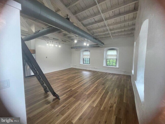 Foto del edificio - 374 Shurs Ln
