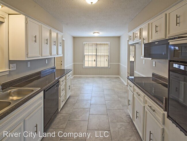 Building Photo - 4 br, 2 bath House - 6004 Carriage Drive