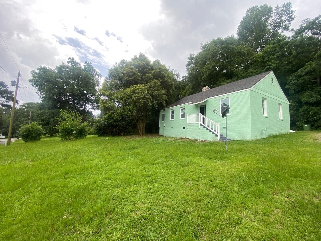 Primary Photo - **AVAILABLE NOW**3 Bedroom / 1 Bathroom Ho...